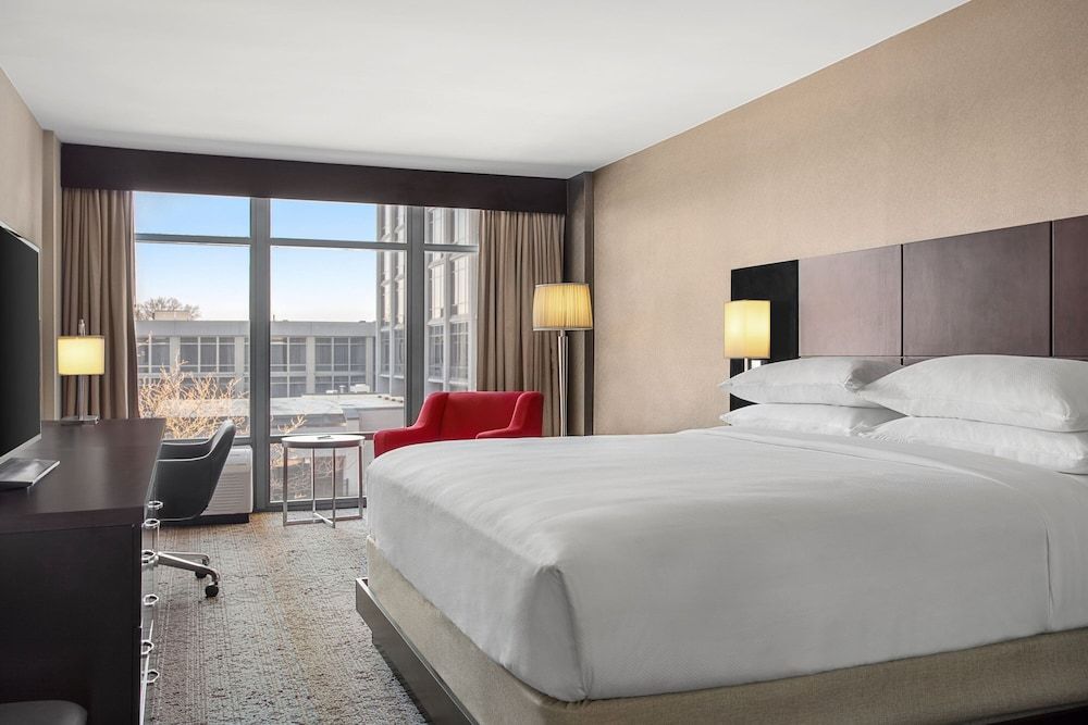 Standard Room, 1 King Bed, Non Smoking (Mobility/Hearing Accessible, Tub)