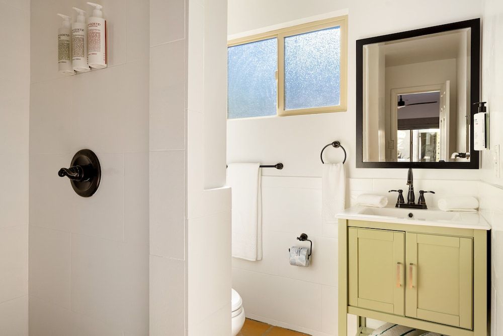 Fleur Noire Hotel Classic Room, 1 King Bed 7