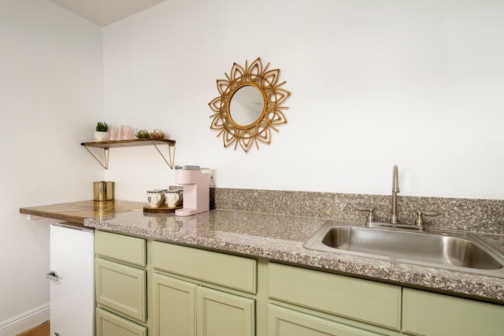 Fleur Noire Hotel Classic Room, 1 King Bed 4