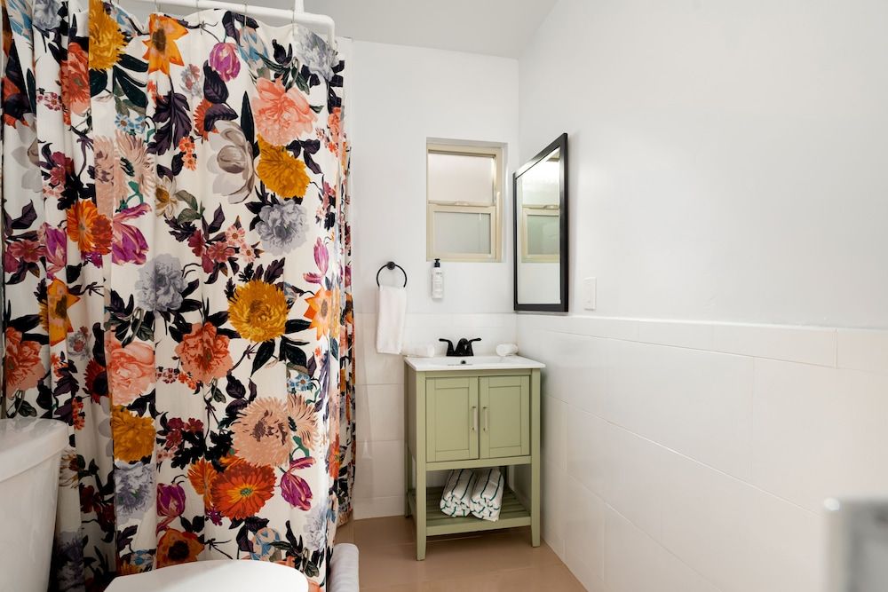 Fleur Noire Hotel Classic Room, 1 King Bed 6