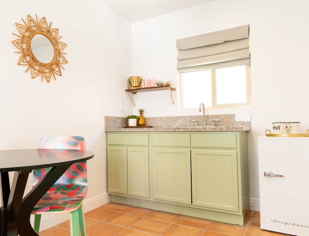 Fleur Noire Hotel Classic Room, 1 King Bed 10