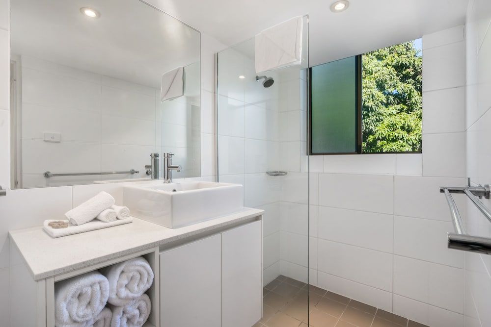 Bayview Beachfront Apartments, in town right on the beach Standard Apartment, 2 Bedrooms, Non Smoking, Kitchen 5