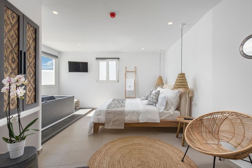 Little Venice Villas Executive Suite, Hot Tub, Sea View 10