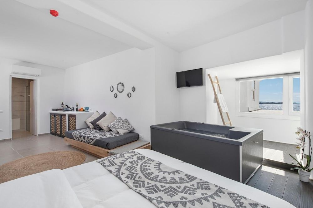 Little Venice Villas Executive Suite, Hot Tub, Sea View 5