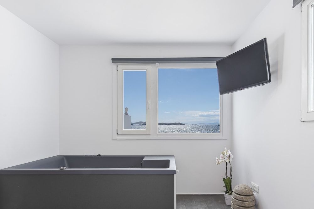 Little Venice Villas Executive Suite, Hot Tub, Sea View 21