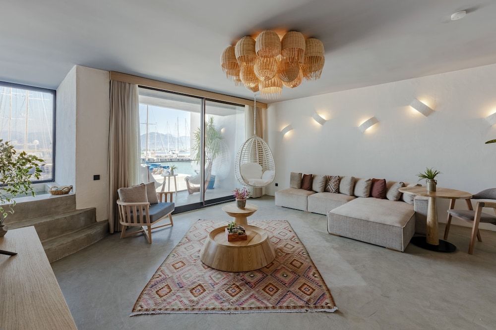 Harbour Suites Marine Suit 8