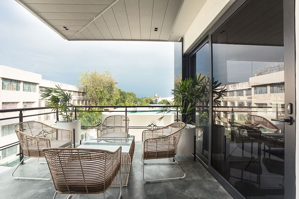 Stonehill Suites Presidential Suite, 1 King Bed, Balcony, City View 6