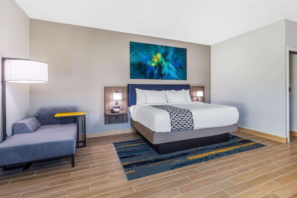 Basic Room, 1 King Bed, Accessible, Non Smoking (Mobility/Hearing Impaired)