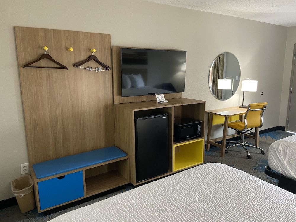 Room, 2 Queen Beds, Accessible, Non Smoking (Mobility/Hearing, tub w/grab bars)