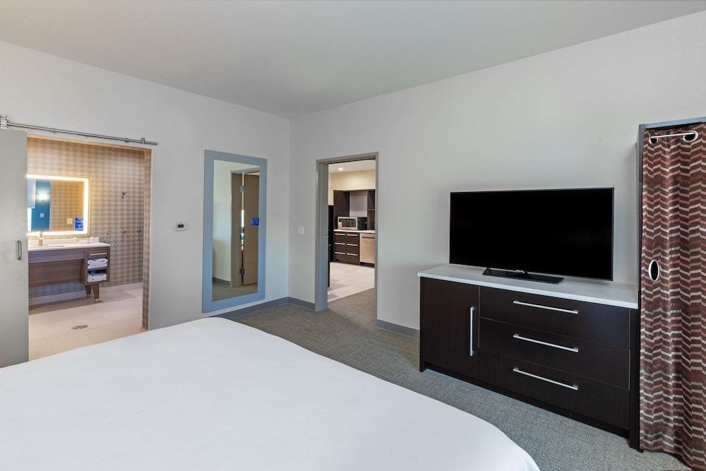 Suite, 1 King Bed, Accessible (Mobility & Hearing, Roll-in Shower)