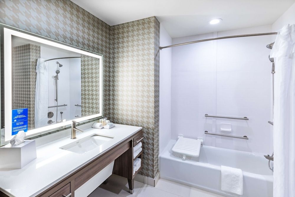 Suite, 1 King Bed, Accessible, Bathtub