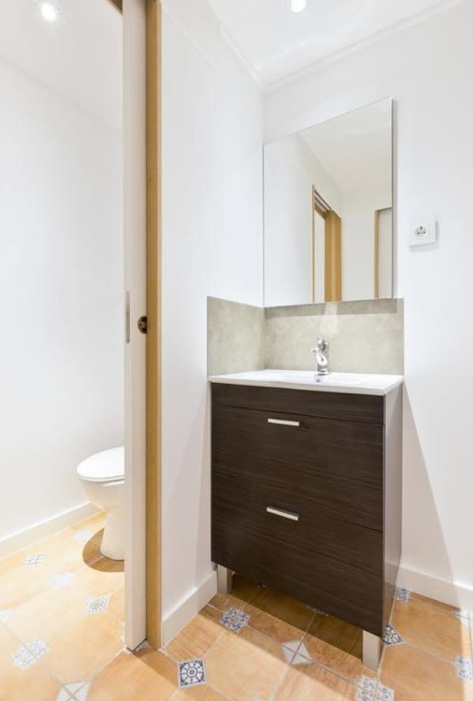 ANT Hostel Barcelona Triple Room, Private Bathroom (Accessible) 3