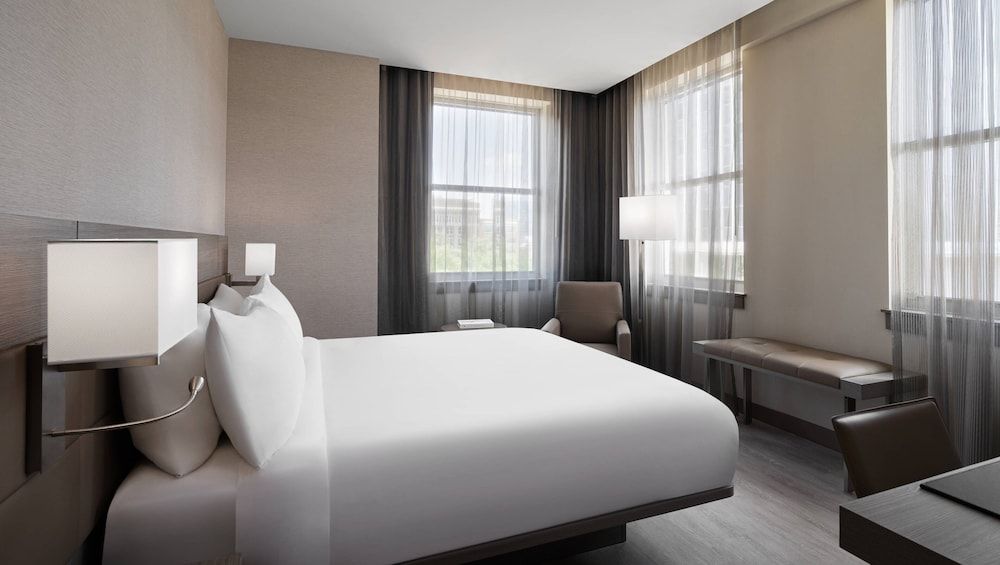 Room, 1 King Bed, Corner (Hearing Accessible)