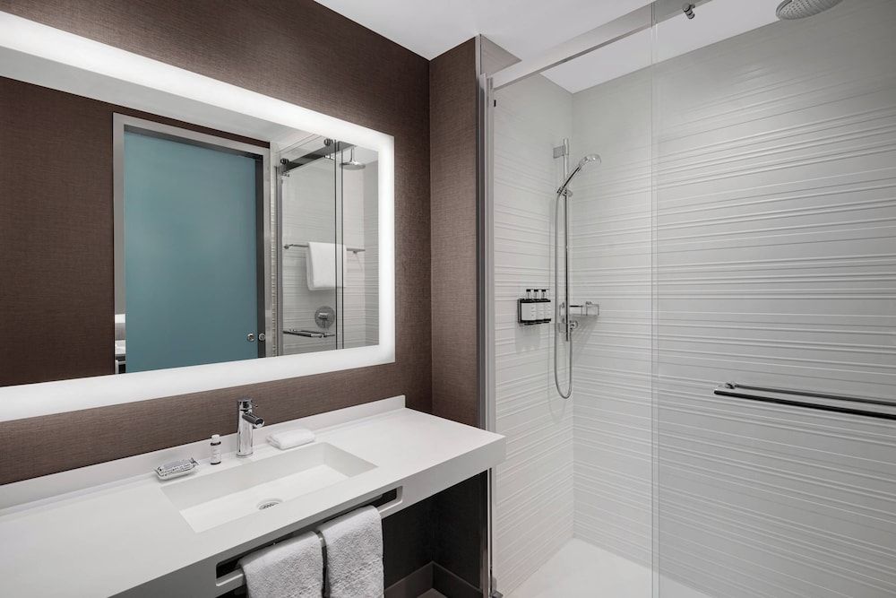 Room, 1 King Bed, Corner (Hearing Accessible)