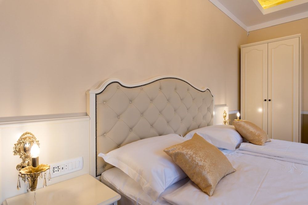 Central Square Heritage Hotel Deluxe Double Room, Street View 6