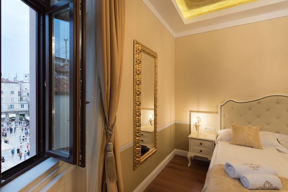 Central Square Heritage Hotel Double Room, City View 10