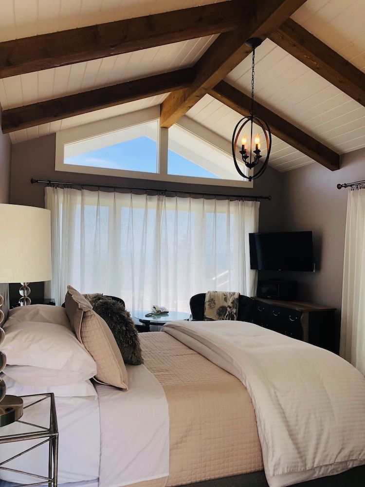 Seafoam Lodge Luxury Queen