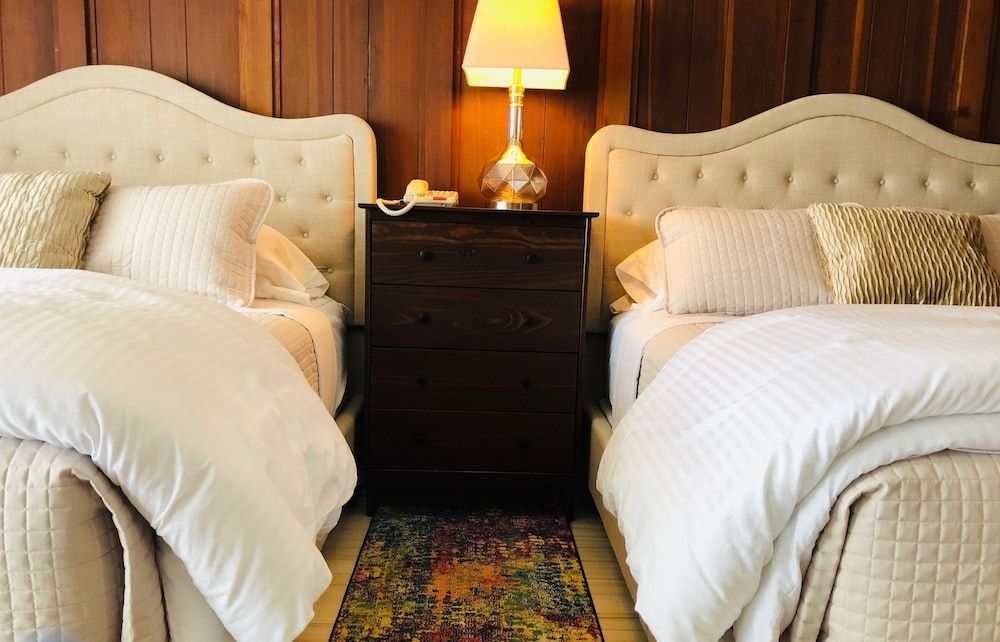 Seafoam Lodge Luxury Double Queen 3