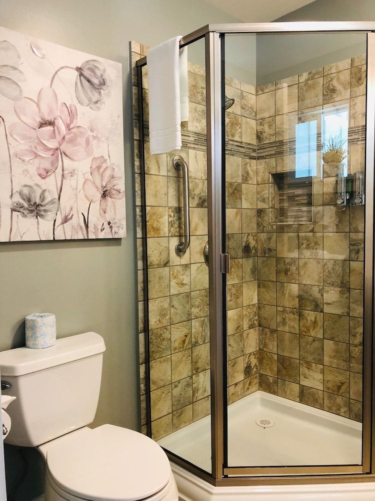 Seafoam Lodge Luxury Queen 3