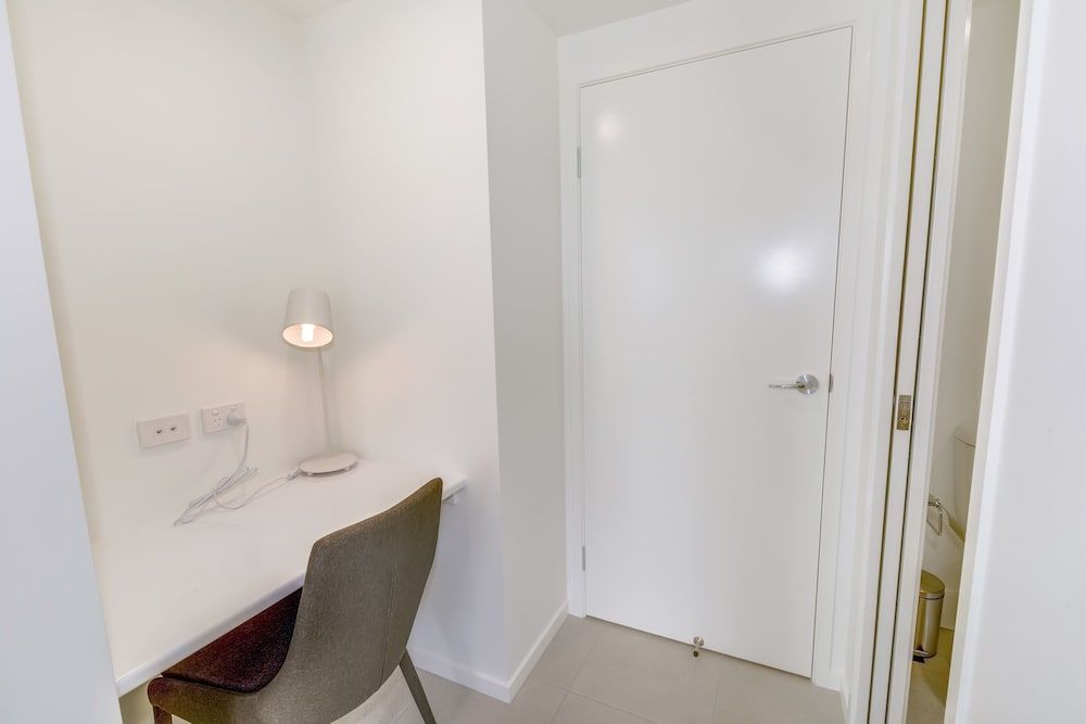 Aquarius Kawana Standard Apartment, 3 Bedrooms, Lake View 12