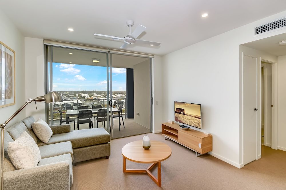 Aquarius Kawana Standard Apartment, 3 Bedrooms, Lake View 10