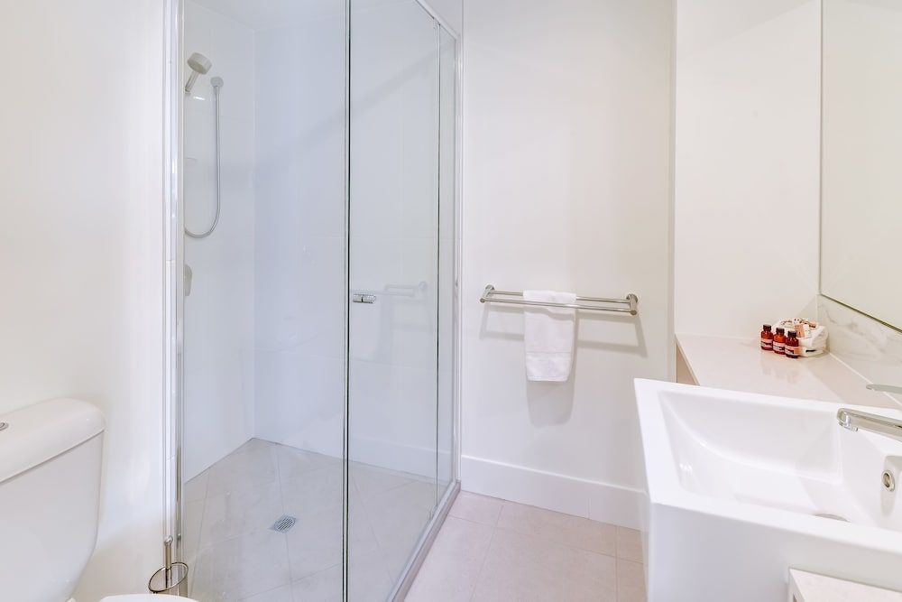 Aquarius Kawana Standard Apartment, 3 Bedrooms, Lake View 6