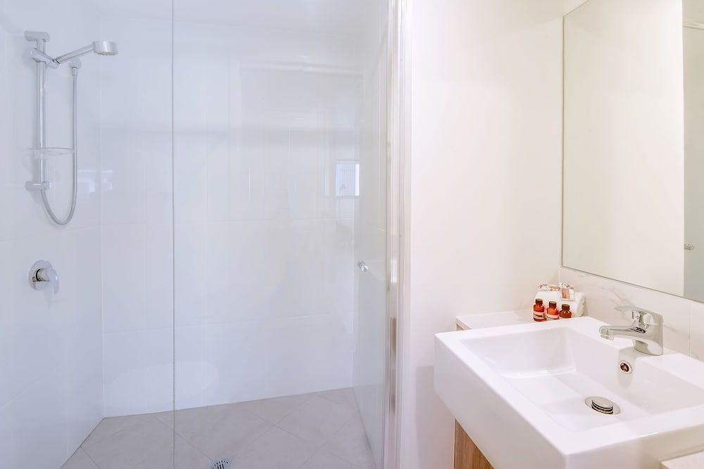 Aquarius Kawana Standard Apartment, 3 Bedrooms, Lake View 5