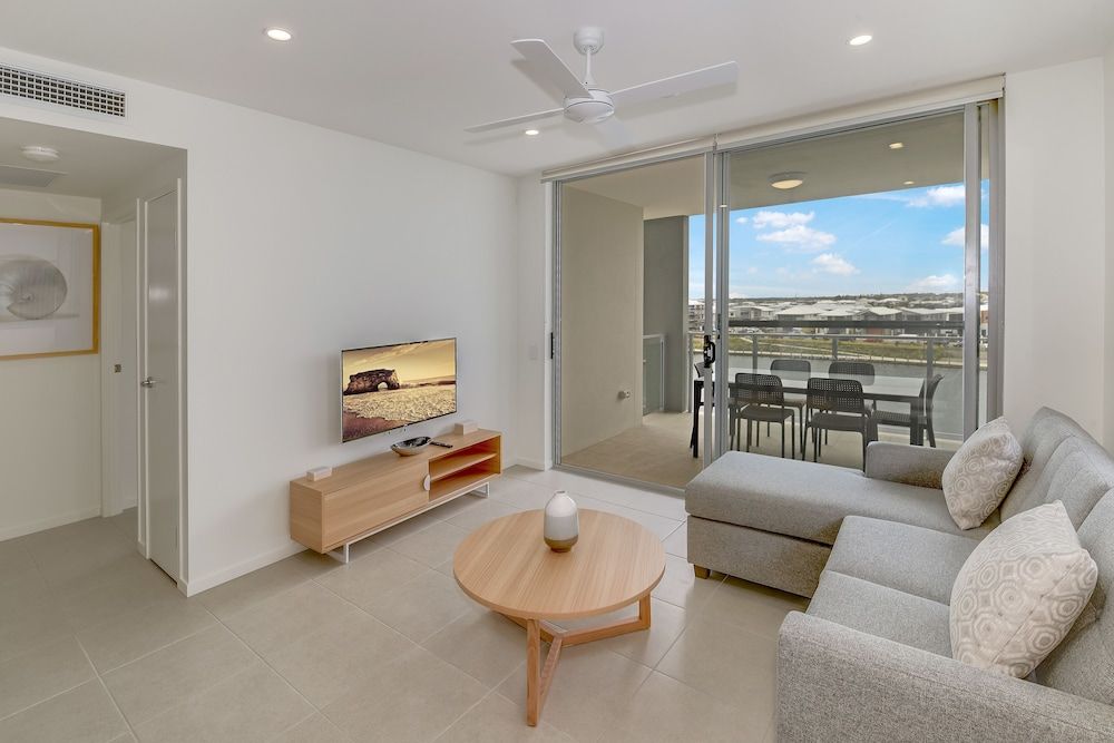 Aquarius Kawana Standard Apartment, 3 Bedrooms, Lake View 9