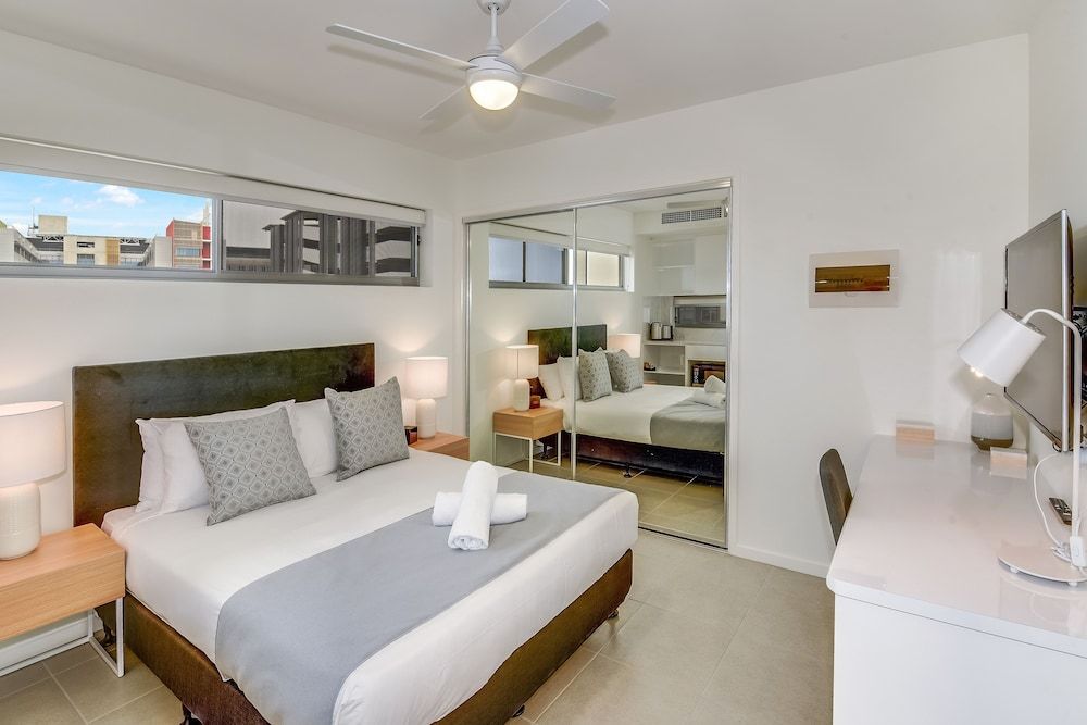 Aquarius Kawana Standard Apartment, 3 Bedrooms, Lake View 2