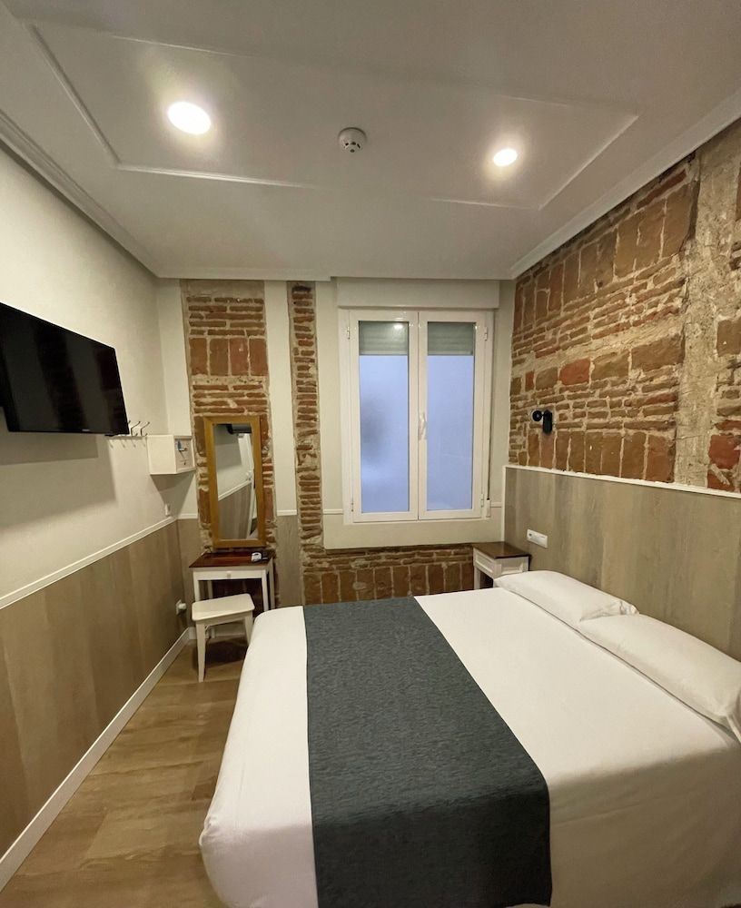 Hostal Madrid Standard Double Room 8