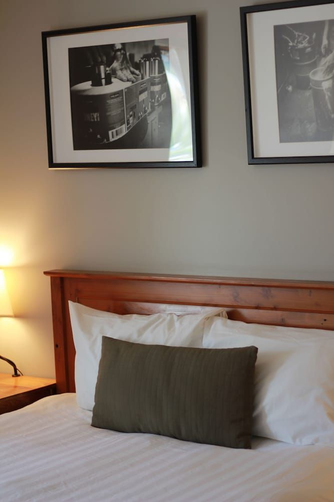 Howe Sound Inn & Brewing Company Queen Room, 1 Queen Bed 4