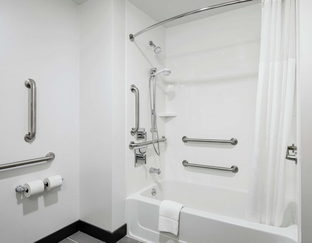 1 King Accessible Tub