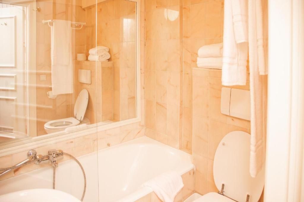 undefined La Bourse Hotel 10