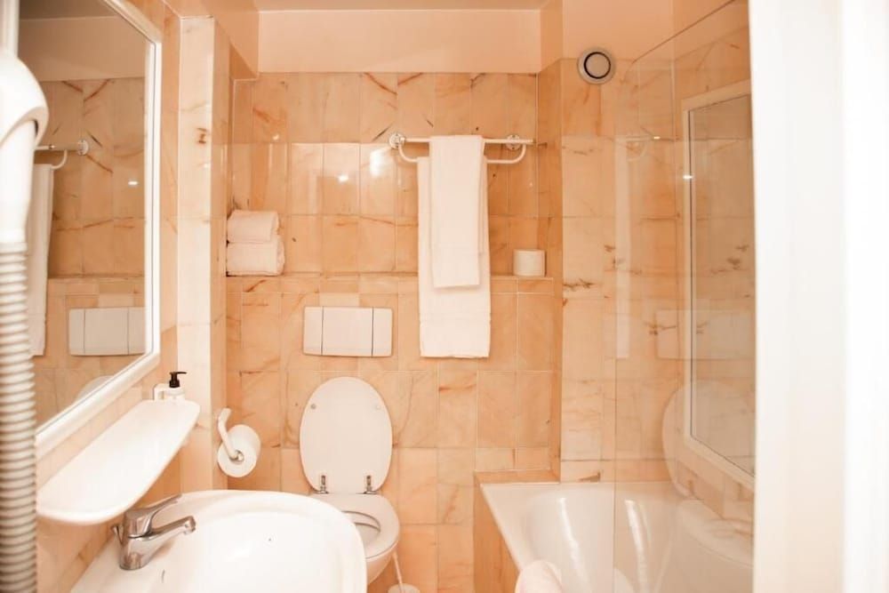 La Bourse Hotel Basic Double Room 3