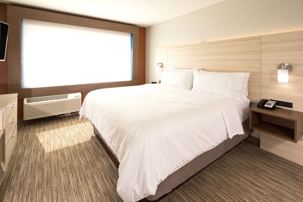 Standard Room, 1 King Bed, Accessible Bathtub (Mobility)