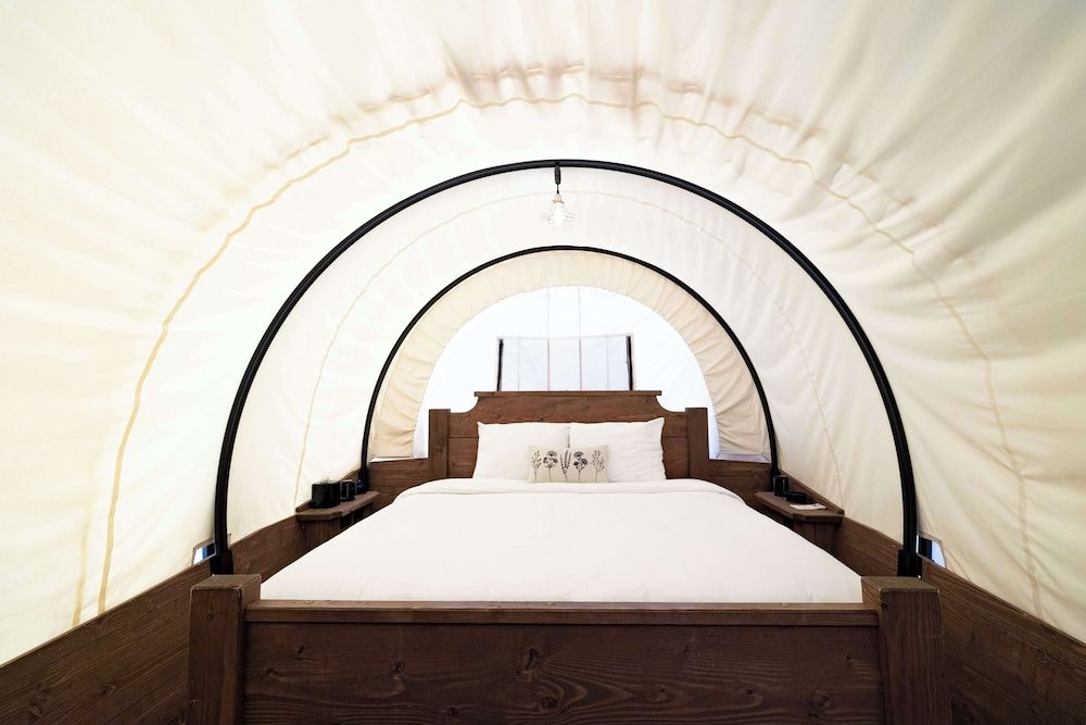 Wagon with 1 King bed and 1 Bunk bed