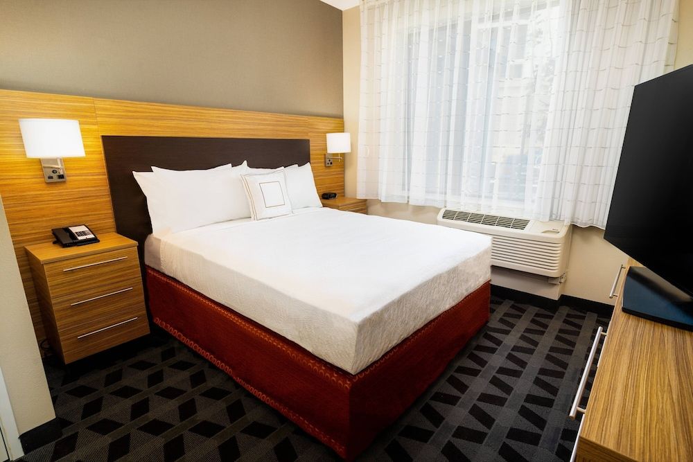 Suite, 1 Queen Bed, Non Smoking, Corner (Mobility/Hearing Access, Roll-in Shwr)