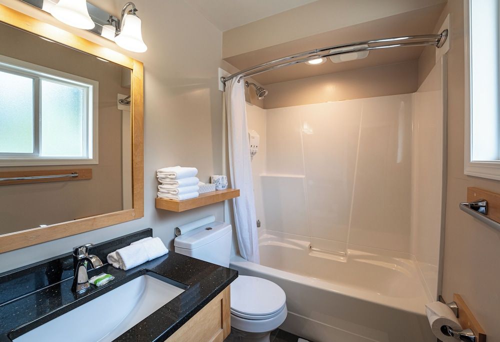 Swiss Chalet Motel Room, 2 Queen Beds, Non Smoking 4