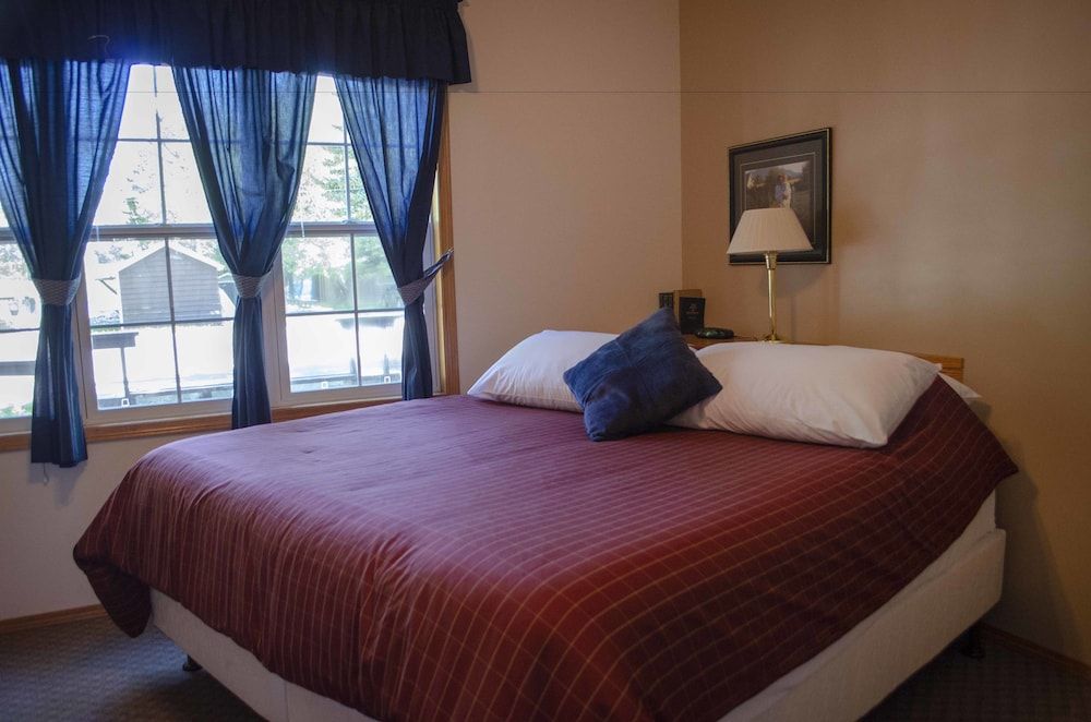 Crandell Mountain Lodge Classic Room, 1 King Bed