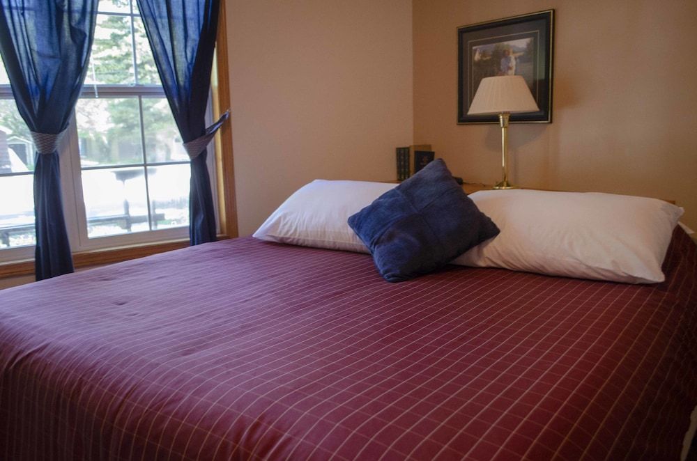 Crandell Mountain Lodge Classic Room, 1 King Bed 8