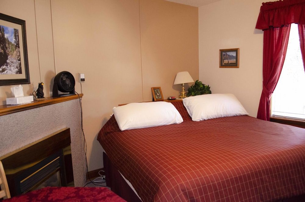 Crandell Mountain Lodge Classic Room, 1 King Bed 4