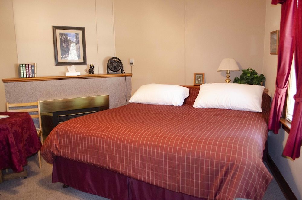Crandell Mountain Lodge Classic Room, 1 King Bed 7