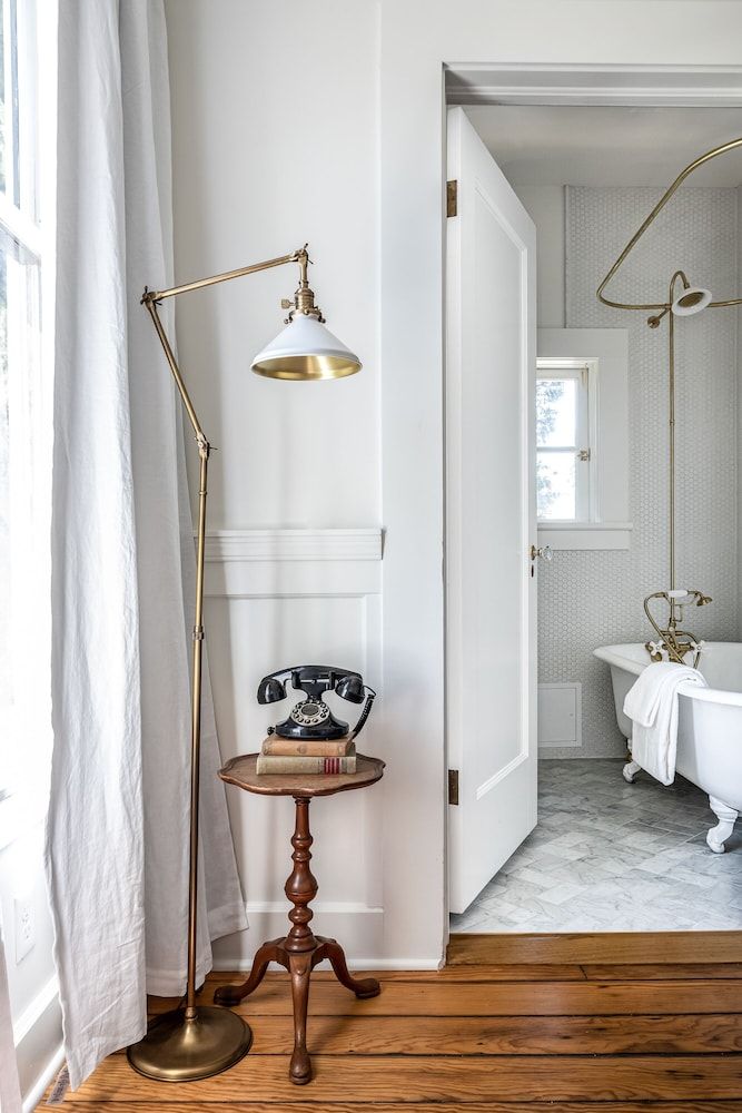 Holbrooke Hotel Deluxe Room, 1 King Bed (Purcell King) 3