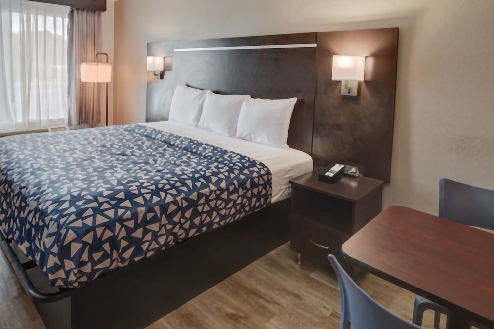 Econo Lodge Sevierville-Pigeon Forge on the River Standard Room, 1 King Bed, Non Smoking 4