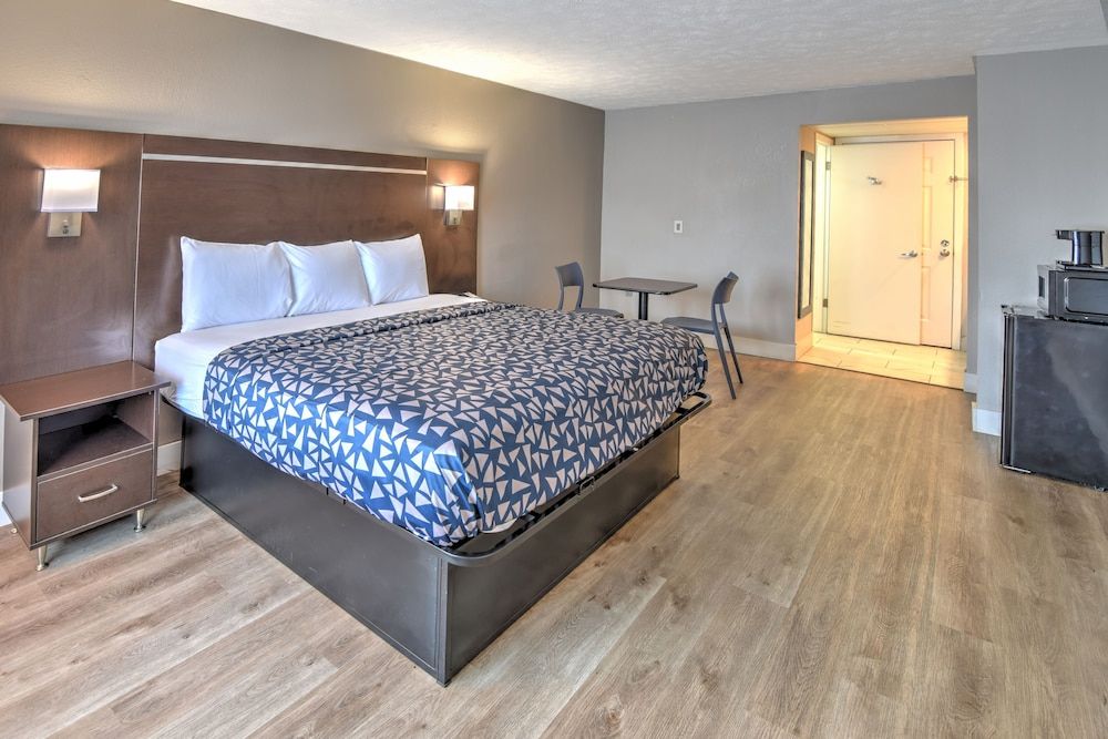 Econo Lodge Sevierville-Pigeon Forge on the River Standard Room, 1 King Bed, Non Smoking 5