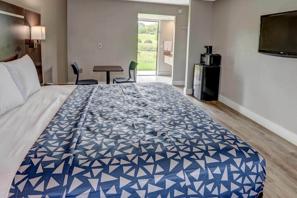 Econo Lodge Sevierville-Pigeon Forge on the River Standard Room, 1 King Bed, Non Smoking 6