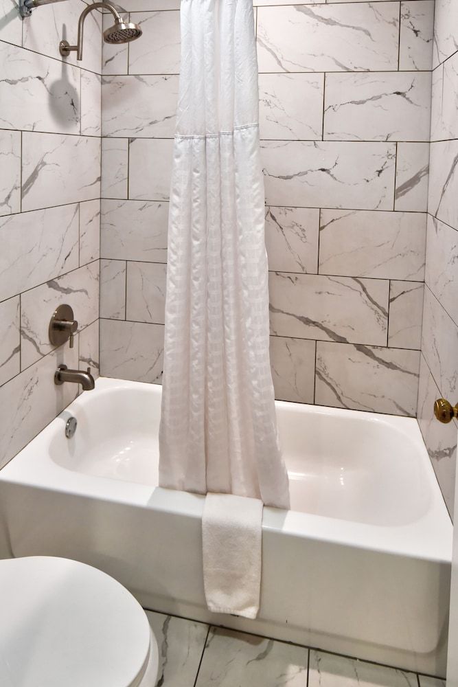 Econo Lodge Sevierville-Pigeon Forge on the River Standard Room, 1 King Bed, Non Smoking 8