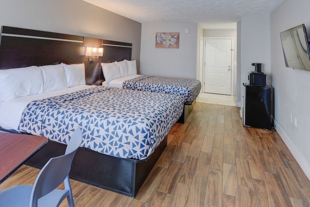 Econo Lodge Sevierville-Pigeon Forge on the River Room, 2 Queen Beds, Accessible, Non Smoking 2