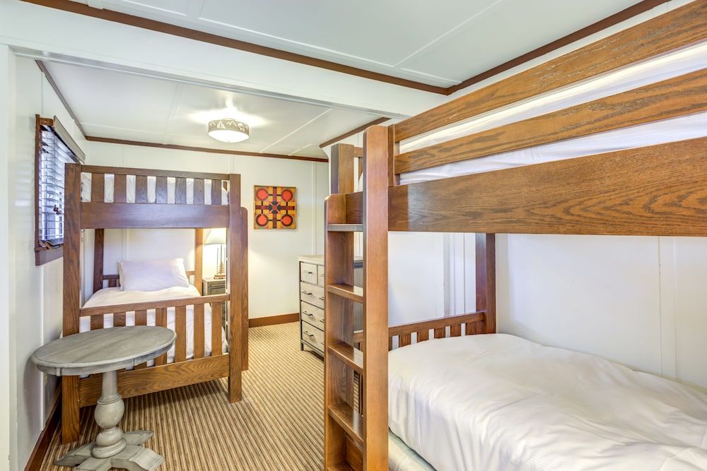 Elk Cabin, multiple rooms with full Kitchen