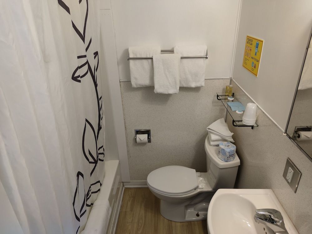 Pemberton Hotel Basic Room, 1 Queen Bed 3